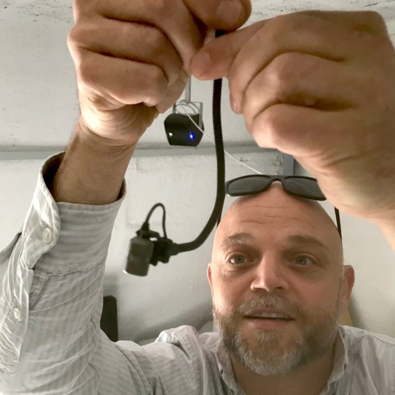 Schallgut Ingenieur befestigt ein Mikrofon für die Installation einer raumakustischen Simulation