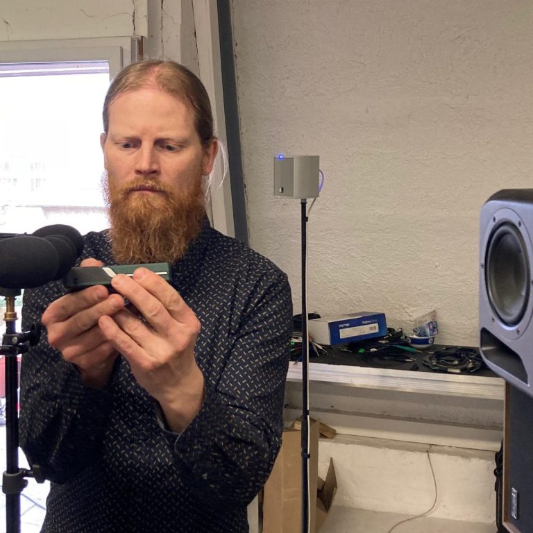 Jan Langhammer misst mit Mikrofon und Lautsprecher für Software Entwicklung